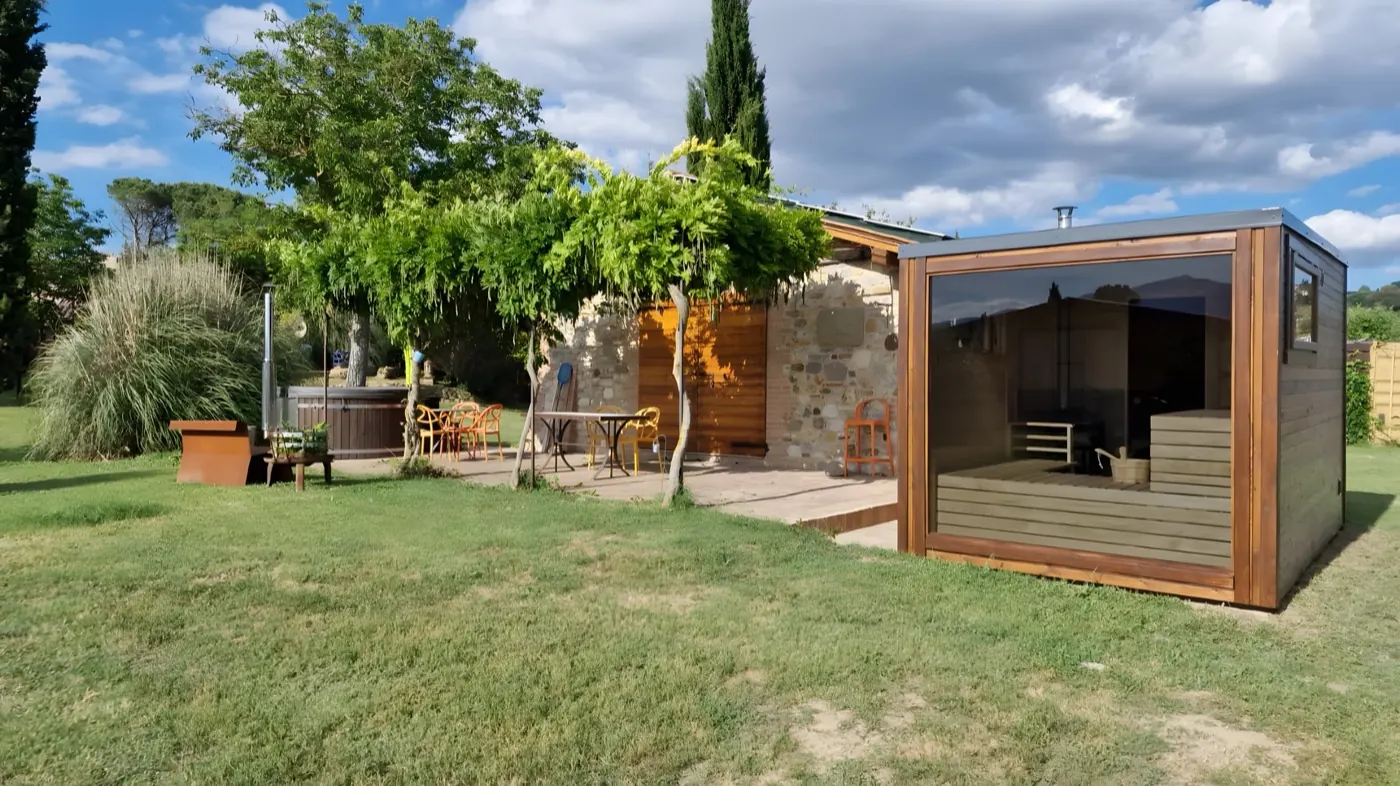La sauna finlandese e la jacuzzi all'aperto nel giardino